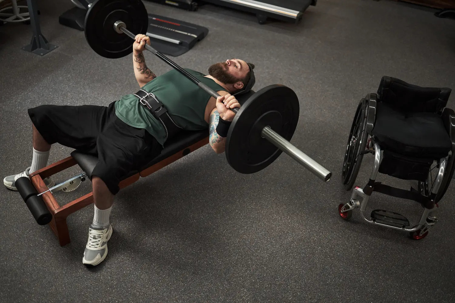 Close-Grip Incline Bench Press: How to Do It, Muscles Worked & Common ...