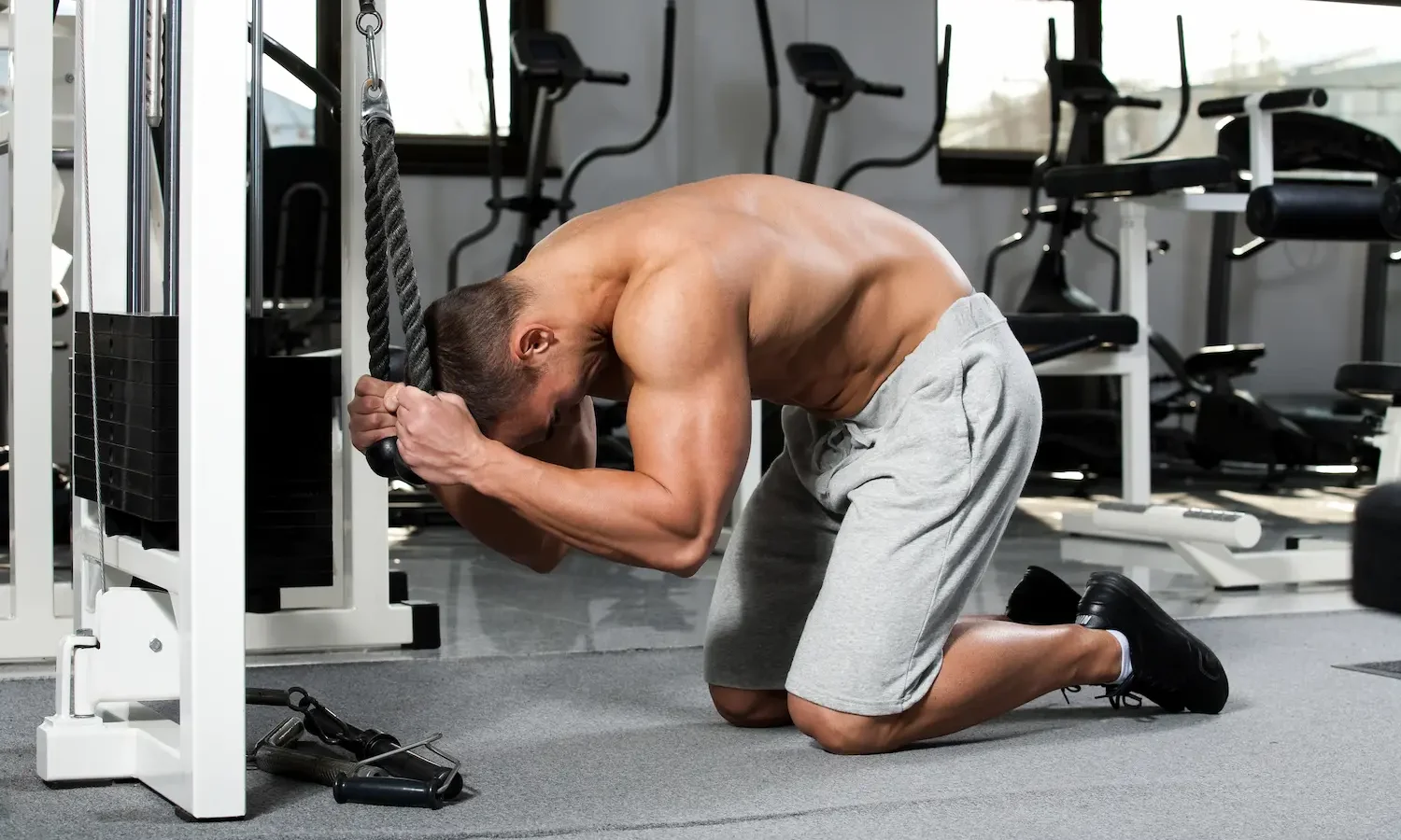 Cable Crunch: How to Do It, Muscles Worked & Common Mistakes